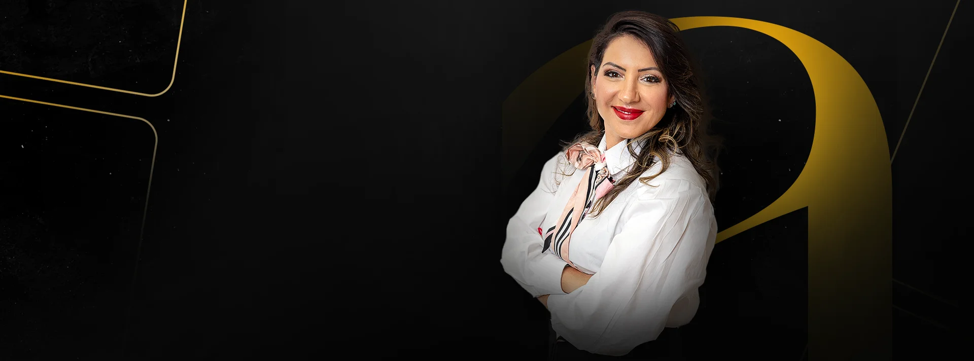 Dra. Andréa Melo de braços cruzados, sorrindo